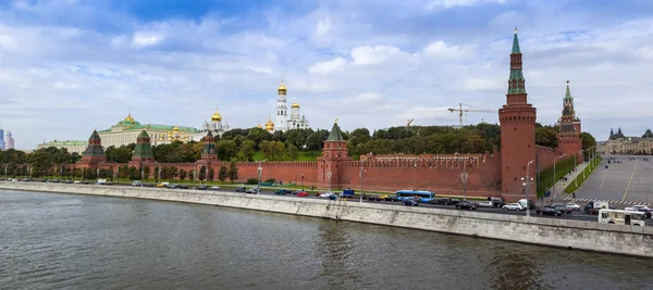 Moskwa, Rusia, pada tanggal 23 September 2014. Pemandangan Pemanfaatan Kremlin dan Kremlevskaya di Sungai Moskwa dari Jembatan Bolshoy Edgvoretsky — Stok Foto