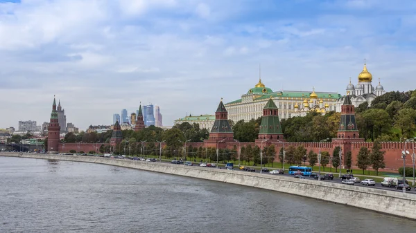 Moscow, Russia, on September, 23, 2014. View of the Kremlin and Kremlevskaya Embankment of the Moskva River from Bolshoy Moskvoretsky Bridge — Stock Photo, Image