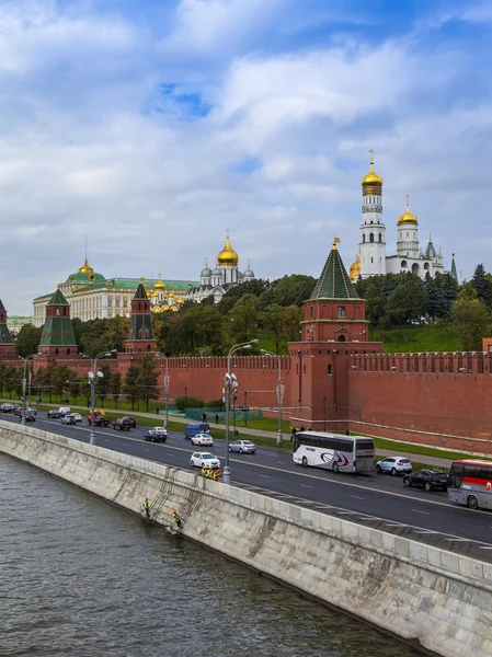 Moscú, Rusia. Vista del Kremlin y Kremlevskaya Embankment — Foto de Stock