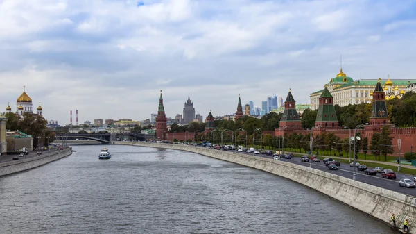 Mosca, Russia. Veduta dell'Embankment del Cremlino e del Cremlino — Foto Stock