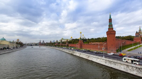 Moscú, Rusia. Vista del Kremlin y Kremlevskaya Embankment — Foto de Stock