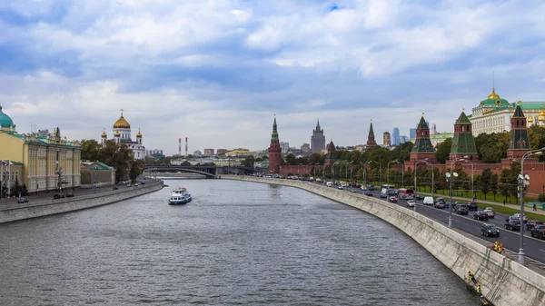 Moscow, Russia. View of the Kremlin and Kremlevskaya Embankment — Stock Photo, Image