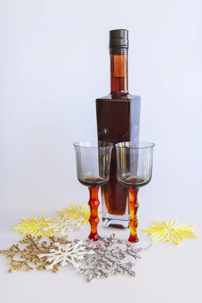 新年の静物： ワインと 2 つのガラスの瓶 — ストック写真