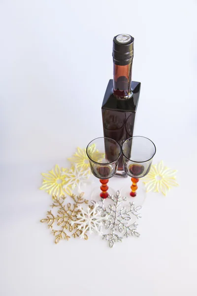 新年の静物： ワインと 2 つのガラスの瓶 — ストック写真