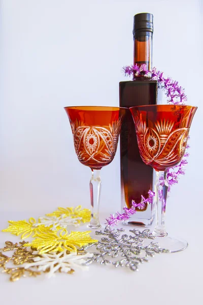 Neujahrsstillleben: Flasche Wein und zwei Gläser — Stockfoto