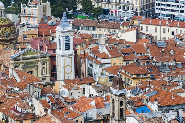 Nice, France, le 16 octobre 2012. Une vue sur la ville depuis un point culminant. Toits rouges de la vieille ville — Photo