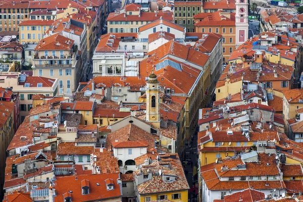 Niza, Francia, el 16 de octubre de 2012. Una vista de la ciudad desde un punto alto. Techos rojos de la ciudad vieja — Foto de Stock