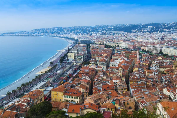 Nice, Fransa, 16 Ekim 2012 tarihinde. İngilizce mesire (promenade des anglais) ve plaj manzarası. Des anglais mesire güzel - Avrupa'nın en güzel ve bilinen bentleri biri