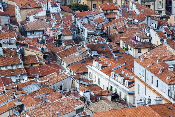 Nice, Frankrijk, op 16 oktober 2012. een uitzicht op de stad vanaf een hoog punt. rode daken van de oude stad — Stockfoto