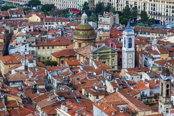 Niza, Francia, el 16 de octubre de 2012. Una vista de la ciudad desde un punto alto. Techos rojos de la ciudad vieja — Foto de Stock