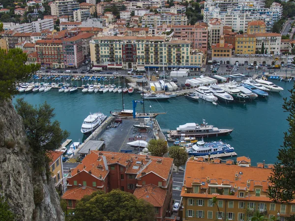 Nice, Frankrijk, op 16 oktober 2012. uitzicht op de haven van de stad en het huis aan de kade van een hoog punt — Stockfoto