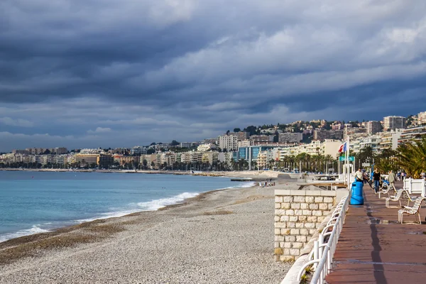 Niza, Francia, el 16 de octubre de 2012. Vista del paseo inglés (Promenade des Anglais) y la playa con tiempo lluvioso — Foto de Stock