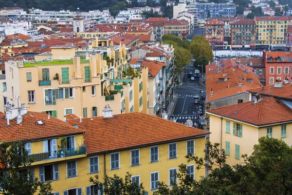 Nice, Frankrijk, op 16 oktober 2012. uitzicht op de stad vanaf een hoog punt. rode daken van de oude stad — Stockfoto