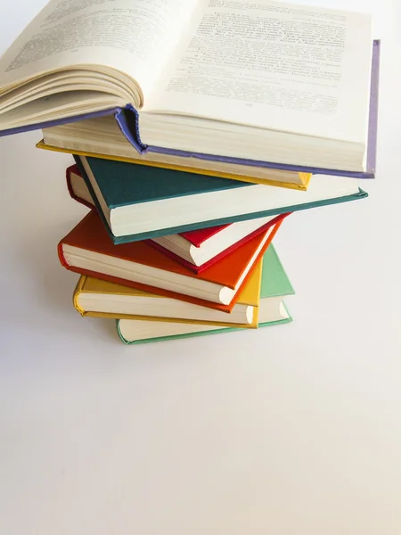 Acumulado de livros vintage em capas multicoloridas — Fotografia de Stock