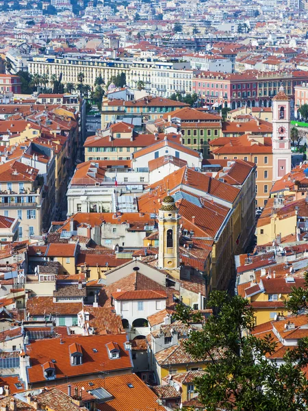 Nice, Frankrijk, op 16 oktober 2012. een uitzicht op de stad vanaf een hoog punt. rode daken van de oude stad — Stockfoto