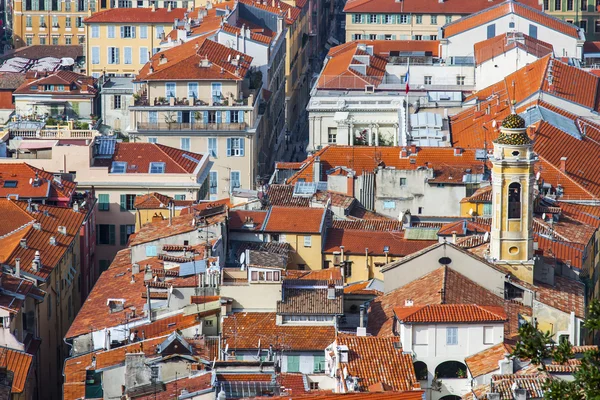 Niza, Francia, el 16 de octubre de 2012. Una vista de la ciudad desde un punto alto. Techos rojos de la ciudad vieja — Foto de Stock