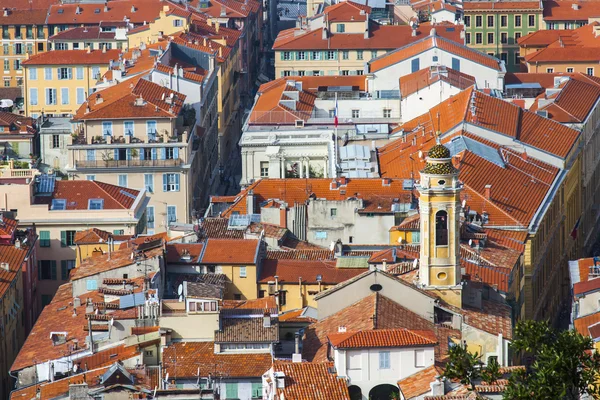 Niza, Francia, el 16 de octubre de 2012. Una vista de la ciudad desde un punto alto. Techos rojos de la ciudad vieja — Foto de Stock