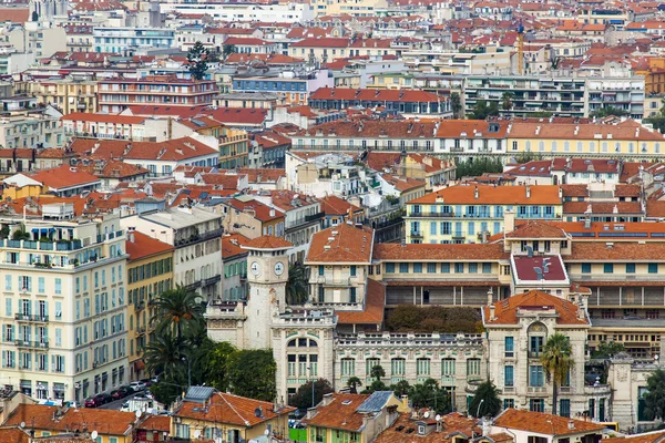 Nice, Frankrijk, op 16 oktober 2012. een uitzicht over de stad vanaf de shatto heuvel. rode daken van de oude stad — Stockfoto