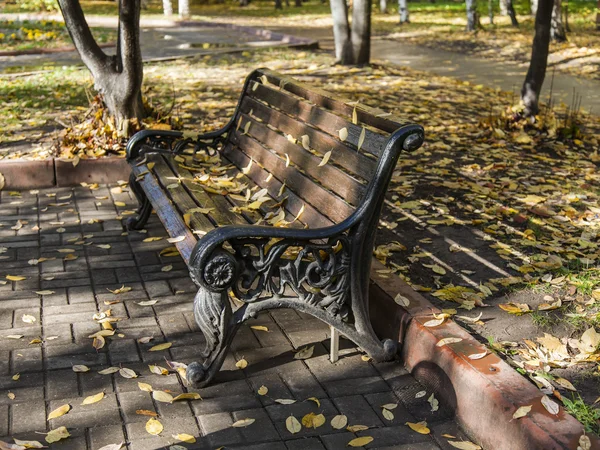 Pushkino, Russia, il 30 settembre 2014. Giorno d'autunno. Boulevard . — Foto Stock