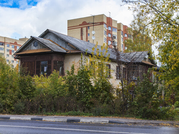 Пушкино, Россия, 30 сентября 2014 года. Осенний городской пейзаж. Старый дом
