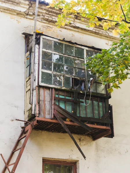 Пушкино, Россия, 30 сентября 2014 года. Осенний городской пейзаж. Старый дом — стоковое фото