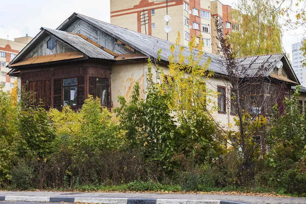 Pushkino, Russie, le 30 septembre 2014. Paysage urbain d'automne. Maison ancienne — Photo