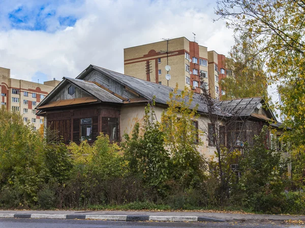 Puschkino, Russland, am 30. September 2014. Herbst Stadtlandschaft. altes Haus — Φωτογραφία Αρχείου