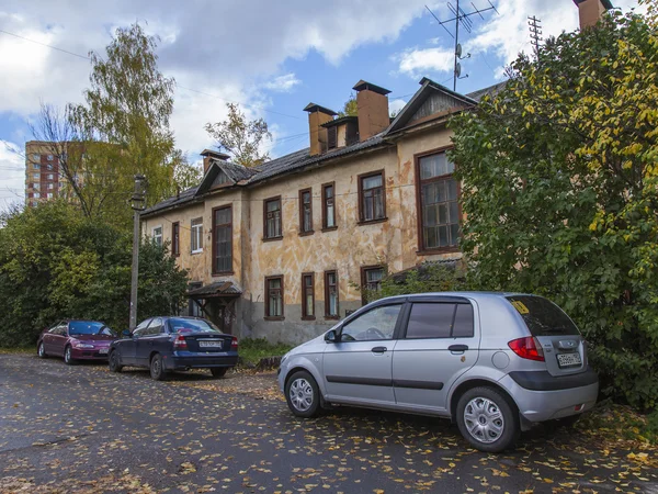 Pushkino, Rusia, el 30 de septiembre de 2014. Paisaje de otoño de la ciudad. Antigua casa —  Fotos de Stock