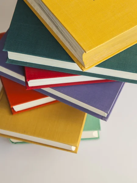 Grasso mucchio di libri d'epoca in copertine multicolori — Foto Stock