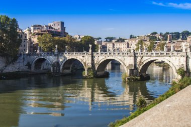 Roma, İtalya, 10 Ekim 2012 tarihinde. tiber Nehri Köprüsü, bentleri görünümü