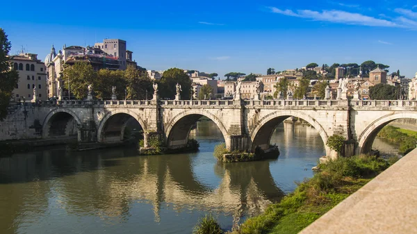 Řím, Itálie, 10. října 2012. pohled na nábřežích Tibery a most přes řeku — Stock fotografie