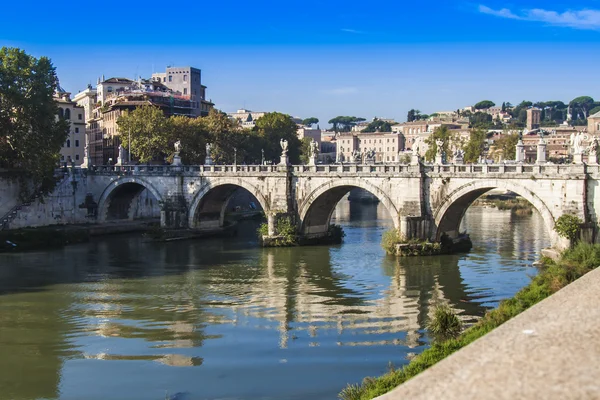 Roma, Itália, em 10 de outubro de 2012. Uma vista de aterros de Tibre e a ponte através do rio — Fotografia de Stock