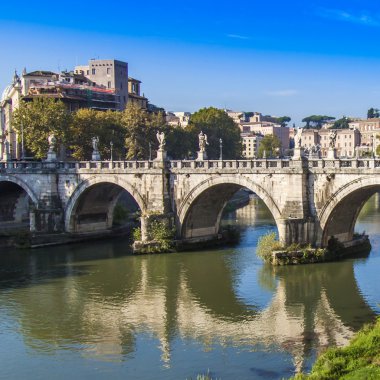 Roma, İtalya, 10 Ekim 2012 tarihinde. tiber Nehri Köprüsü, bentleri görünümü