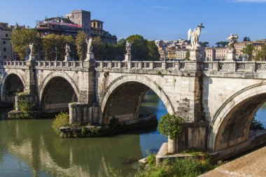 Roma, İtalya, 10 Ekim 2012 tarihinde. tiber Nehri Köprüsü, bentleri görünümü