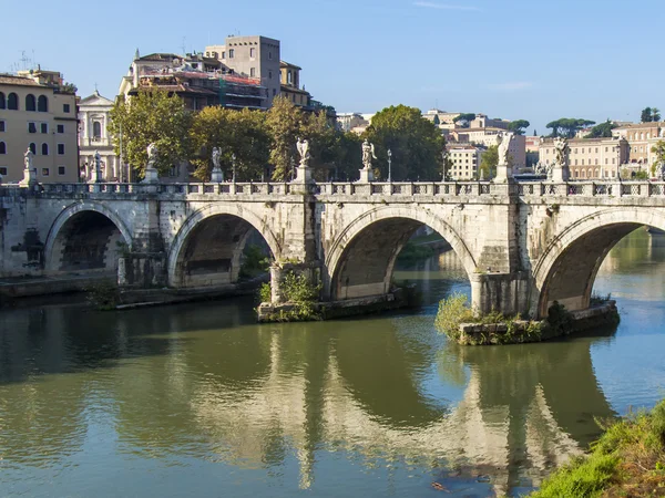 Rom, italien, am 10. oktober 2012. ein blick auf tiberböschungen und die brücke durch den fluss — Stockfoto