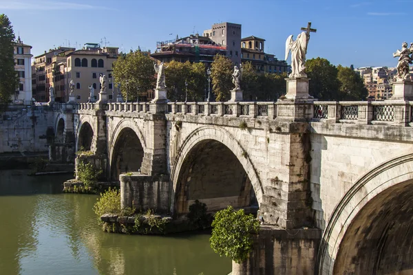 Rom, italien, am 10. oktober 2012. ein blick auf tiberböschungen und die brücke durch den fluss — Stockfoto