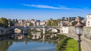 Roma, İtalya, 10 Ekim 2012 tarihinde. Tiber Nehri ve onun yansıması bentleri görünümü