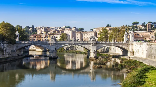 Roma, Italia, 10 de octubre de 2012. Una vista de los terraplenes del Tíber y su reflejo — Foto de Stock