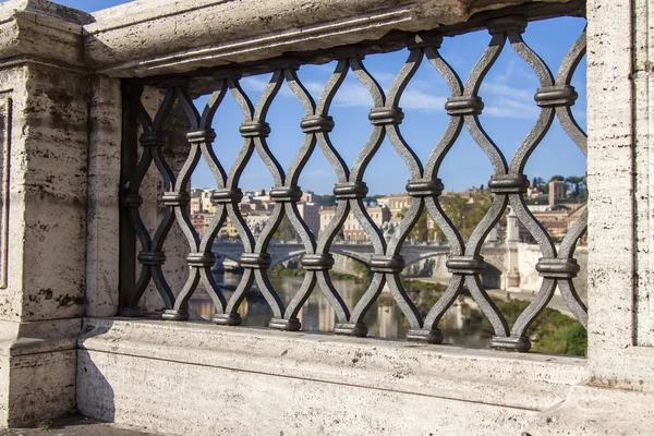 Rom, italien, am 10. oktober 2012. ein blick auf tiberböschungen und die brücke durch den fluss — Stockfoto