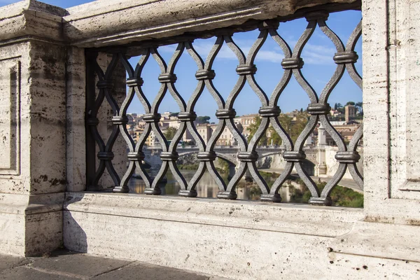 Rome, Italië, op 10 oktober 2012. een weergave van de taluds van tiber en de brug door de rivier — Stockfoto