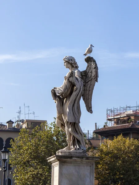 Ρώμη, Ιταλία, στις 10 Οκτωβρίου 2012. ένα γλυπτό ο άγγελος που διακοσμεί το ιερό Άγγελος γέφυρας — Φωτογραφία Αρχείου