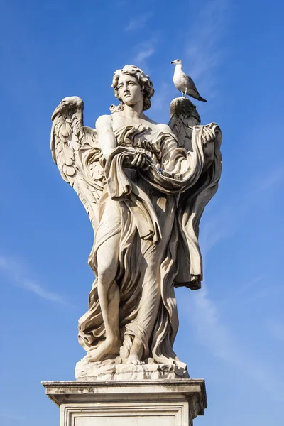 Рим, Италия, 10 октября 2012 года. Скульптура Ангела, украшающего Священный Ангел мост — стоковое фото