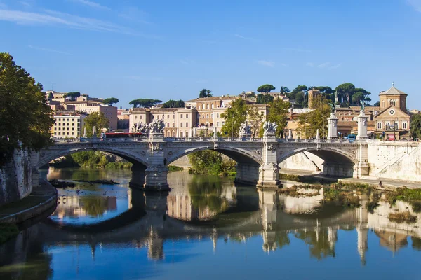 Rom, italien, am 10. oktober 2012. ein blick auf die dämme des tibers und seine reflexion — Stockfoto