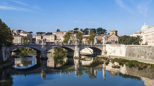 Roma, İtalya, 10 Ekim 2012 tarihinde. Tiber Nehri ve onun yansıması bentleri görünümü — Stok fotoğraf