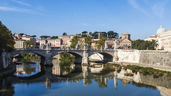 Roma, Italia, 10 de octubre de 2012. Una vista de los terraplenes del Tíber y su reflejo — Foto de Stock