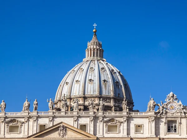 Roma, Italia, 10 de octubre de 2012. Una cúpula de la Catedral de San Pedro en el Vaticano — Foto de Stock