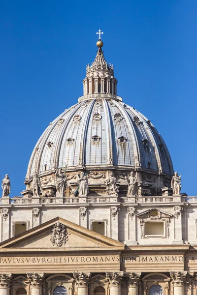 Roma, İtalya, 10 Ekim 2012 tarihinde. Vatikan'ın San Pietro Katedrali'nin kubbesi — Stok fotoğraf