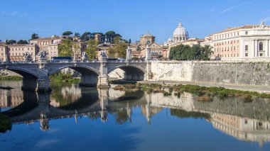 Roma, İtalya, 10 Ekim 2012 tarihinde. Tiber Nehri ve onun yansıması bentleri görünümü