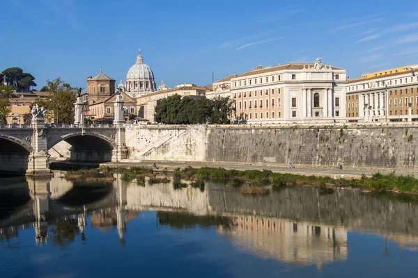 Roma, İtalya, 10 Ekim 2012 tarihinde. Tiber Nehri ve onun yansıması bentleri görünümü — Stok fotoğraf