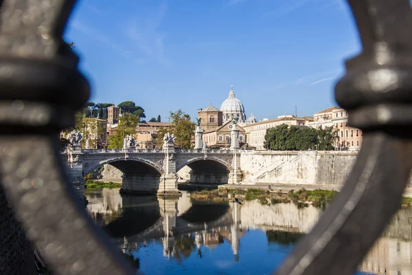 Rome, Italy, on October 10, 2012. A view of embankments of Tiber and its reflection — Stock Photo, Image